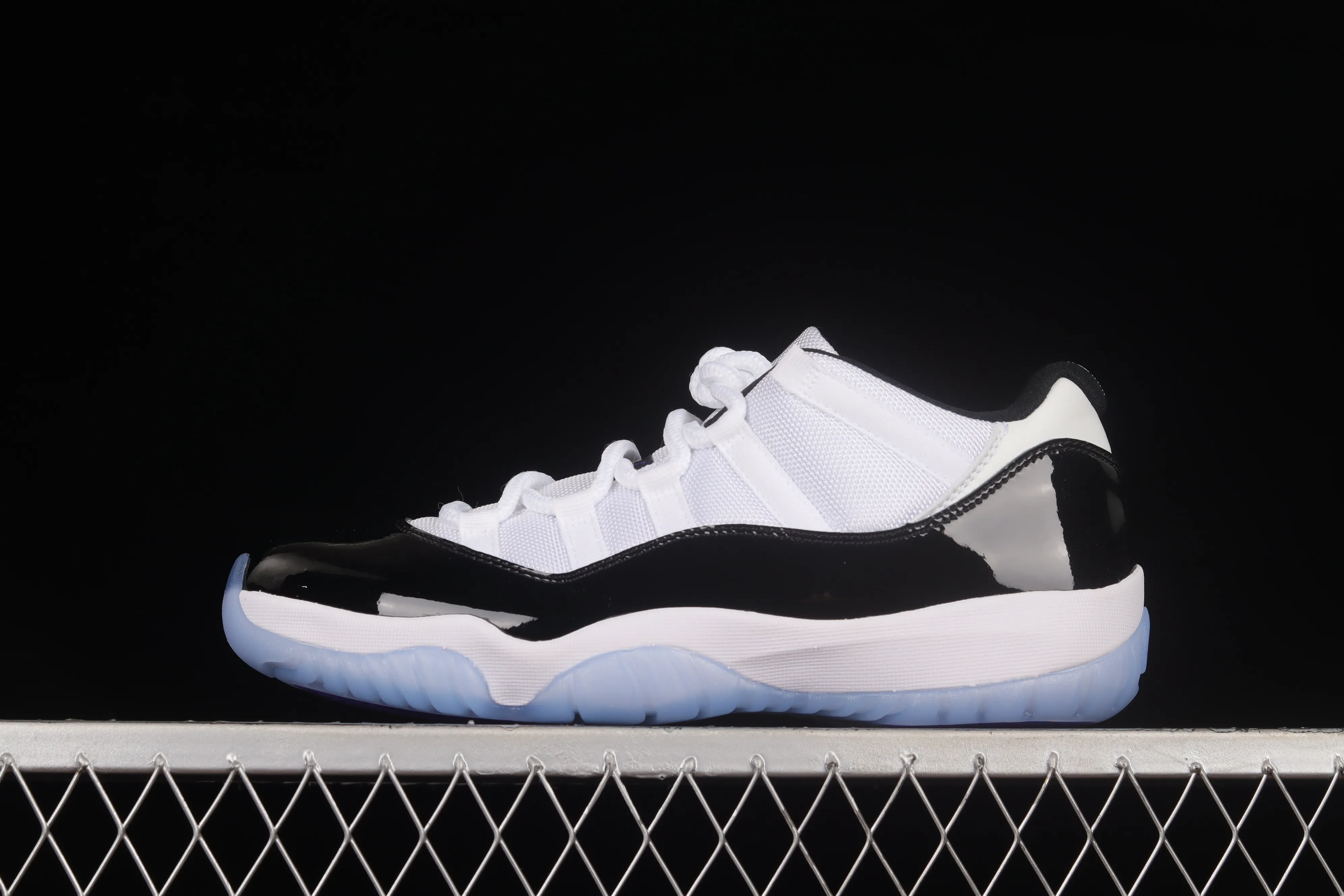 All categories Air Jordan Jordan series basketball shoes Air Jordan 11 F version Air Jordan 11 Low "Concord" AJ11 Kang buckle white black genuine carbon low-top basketball shoes 528895-153